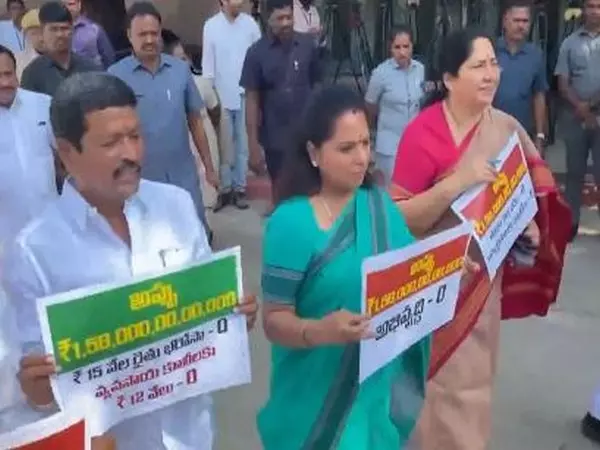 BRS ने तेलंगाना सरकार के खिलाफ प्रदर्शन किया, CM Reddy पर ऋण दावों पर झूठ बोलने का आरोप लगाया BRS ने तेलंगाना सरकार के खिलाफ प्रदर्शन किया, CM Reddy पर ऋण दावों पर झूठ बोलने का आरोप लगाया