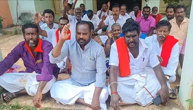 Tamil Nadu: संयुक्त कृषि निदेशक कार्यालय पर किसानों का प्रदर्शन Tamil Nadu: संयुक्त कृषि निदेशक कार्यालय पर किसानों का प्रदर्शन