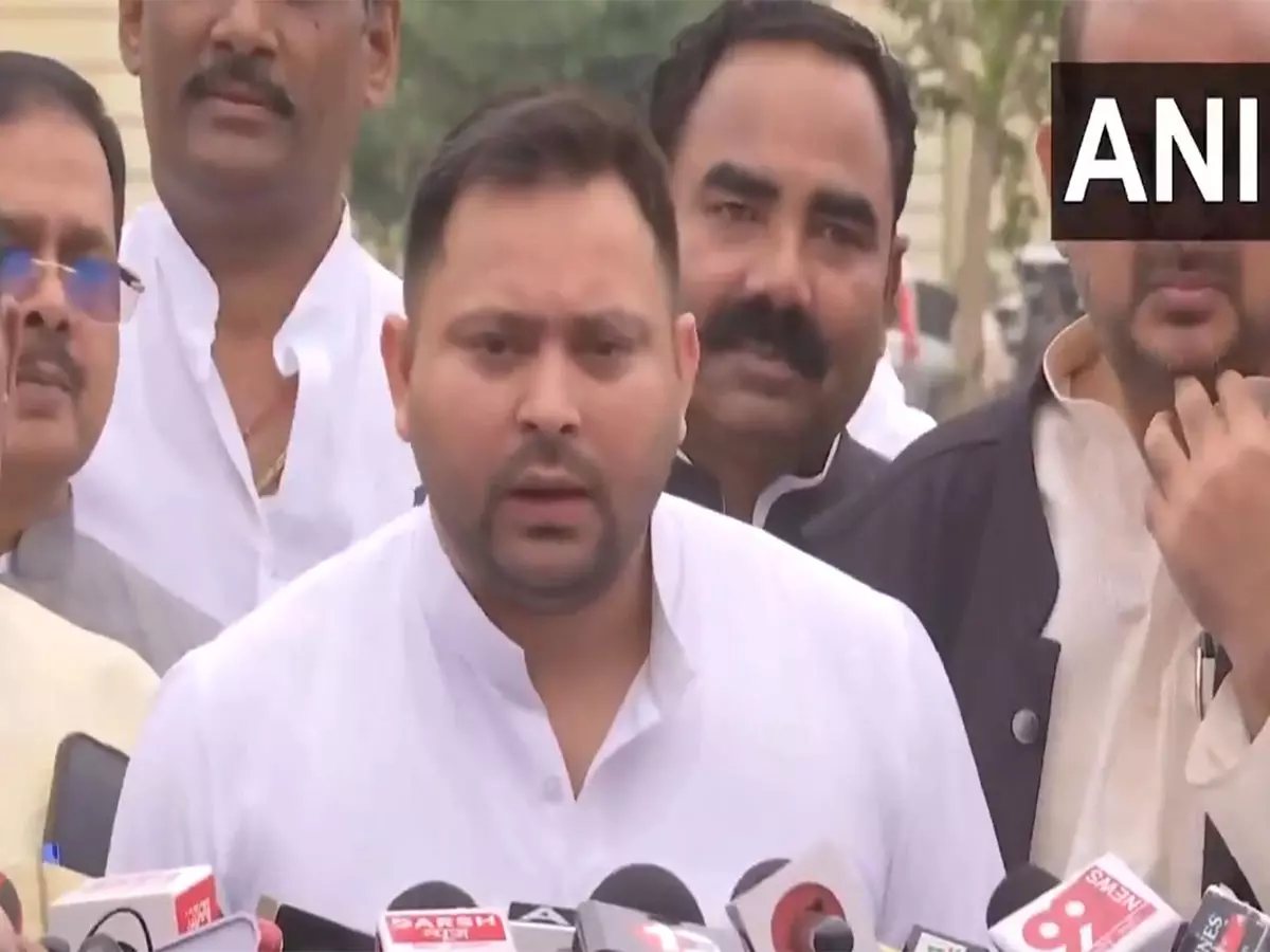 तेजस्वी यादव ने राष्ट्रगान के दौरान बोलने के लिए Bihar CM की निंदा की तेजस्वी यादव ने राष्ट्रगान के दौरान बोलने के लिए Bihar CM की निंदा की