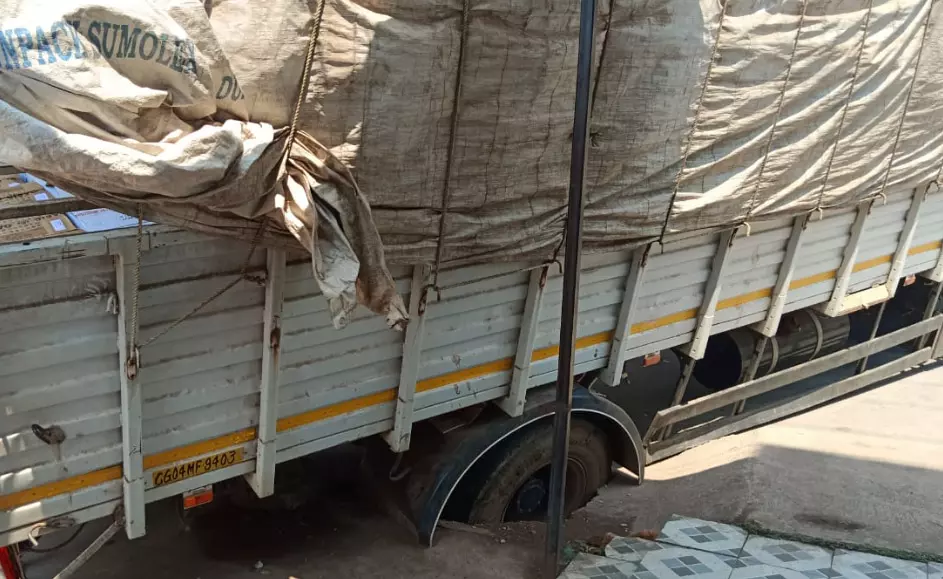 राजनांदगांव में शराब सप्लाई में लगे वाहन हादसे का शिकार राजनांदगांव में शराब सप्लाई में लगे वाहन हादसे का शिकार