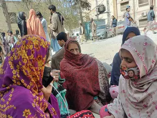 बलूच प्रदर्शनकारियों ने Quetta hospital के मुर्दाघर से अपने रिश्तेदारों के शवों को जबरन उठाया बलूच प्रदर्शनकारियों ने Quetta hospital के मुर्दाघर से अपने रिश्तेदारों के शवों को जबरन उठाया