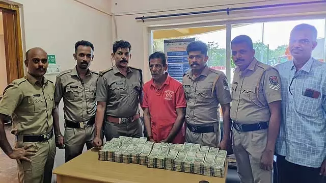 Coimbatore में 71 लाख रुपये का हवाला धन जब्त, एक गिरफ्तार Coimbatore में 71 लाख रुपये का हवाला धन जब्त, एक गिरफ्तार