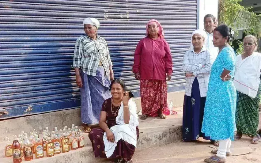 Kerala में मनरेगा मज़दूरों को सफाई के दौरान 23 शराब की बोतलें मिलीं Kerala में मनरेगा मज़दूरों को सफाई के दौरान 23 शराब की बोतलें मिलीं