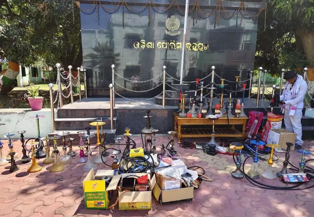 Berhampur: पुलिस ने अवैध हुक्का बार पर छापा मारा, तंबाकू और धूम्रपान सामग्री जब्त की Berhampur: पुलिस ने अवैध हुक्का बार पर छापा मारा, तंबाकू और धूम्रपान सामग्री जब्त की