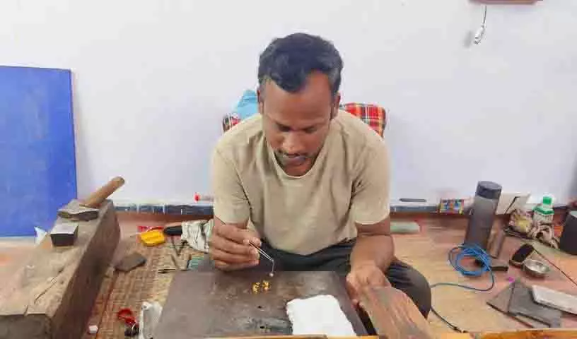 Telangana में सोने की बढ़ती कीमतें सुनारों के लिए संकट का कारण बनीं Telangana में सोने की बढ़ती कीमतें सुनारों के लिए संकट का कारण बनीं