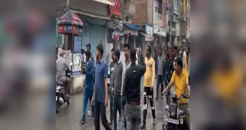 युवक की पीट-पीटकर हत्या, विरोध में फूटा गुस्सा, शहर की दुकानें बंद युवक की पीट-पीटकर हत्या, विरोध में फूटा गुस्सा, शहर की दुकानें बंद