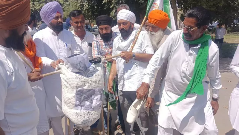 Haryana : किसानों ने नेताओं की गिरफ्तारी का विरोध किया Haryana : किसानों ने नेताओं की गिरफ्तारी का विरोध किया