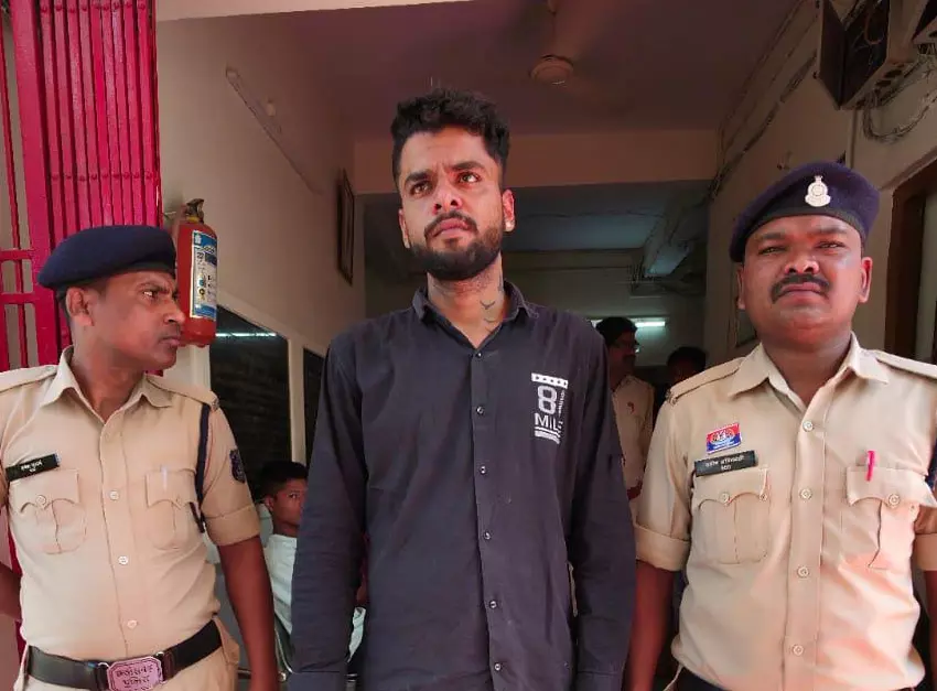 बस स्टैंड धमतरी में हेरोईन तस्कर अरेस्ट बस स्टैंड धमतरी में हेरोईन तस्कर अरेस्ट