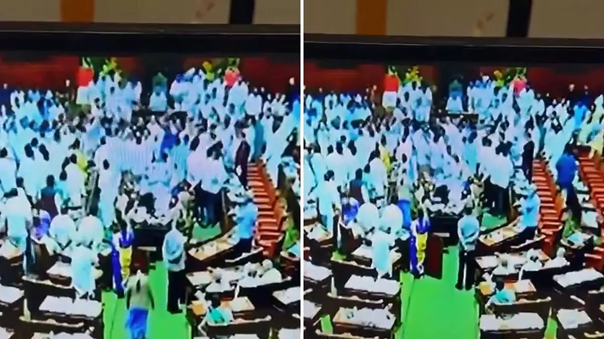 कर्नाटक विधानसभा में 4% मुस्लिम आरक्षण बिल पर हंगामा, देखें VIDEO कर्नाटक विधानसभा में 4% मुस्लिम आरक्षण बिल पर हंगामा, देखें VIDEO