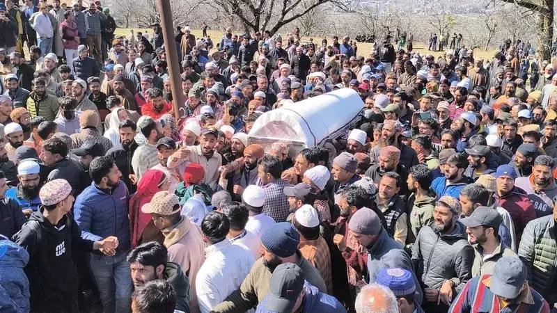Kangan में कश्मीर के पूर्व विधायक फकीर खान की जनाजे की नमाज में हजारों लोग शामिल हुए Kangan में कश्मीर के पूर्व विधायक फकीर खान की जनाजे की नमाज में हजारों लोग शामिल हुए