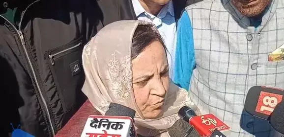Sakina Itoo ने अनंतनाग अग्नि पीड़ितों से मुलाकात की, पूर्ण सहायता का आश्वासन दिया Sakina Itoo ने अनंतनाग अग्नि पीड़ितों से मुलाकात की, पूर्ण सहायता का आश्वासन दिया