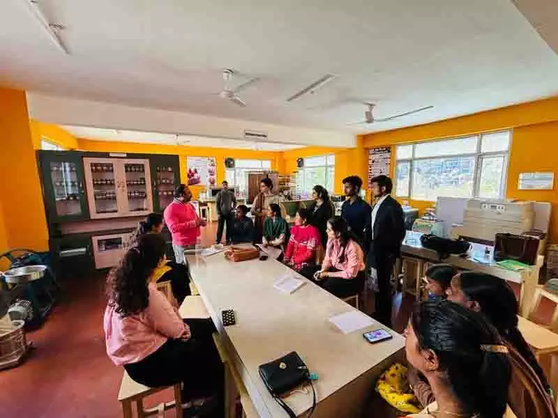 ग्रामीण महिला उद्यमियों को Shoolini University में व्यवसाय कौशल प्राप्त करना ग्रामीण महिला उद्यमियों को Shoolini University में व्यवसाय कौशल प्राप्त करना