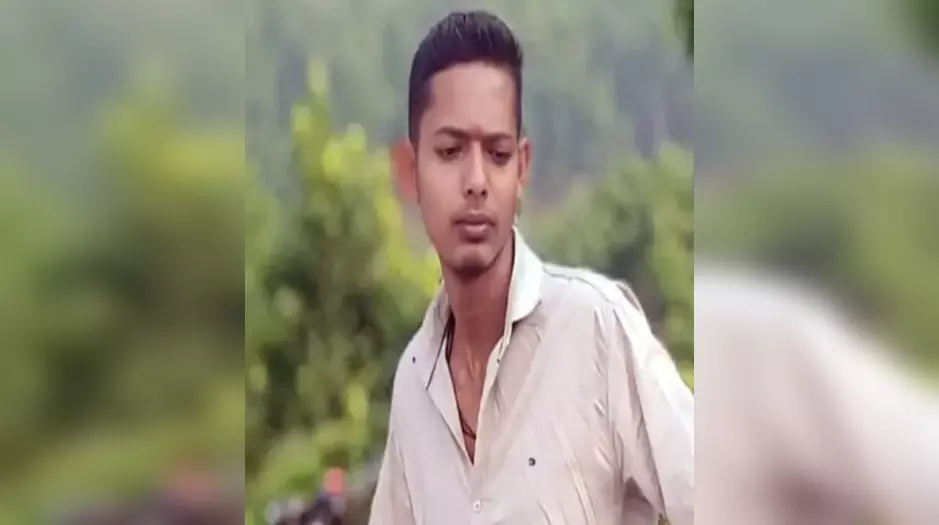 गवर्नमेंट स्कूल के क्लास रूम से युवक का खून से लथपथ शव बरामद, बड़ी संख्या में लोग घटनास्थल पर जुटे गवर्नमेंट स्कूल के क्लास रूम से युवक का खून से लथपथ शव बरामद, बड़ी संख्या में लोग घटनास्थल पर जुटे