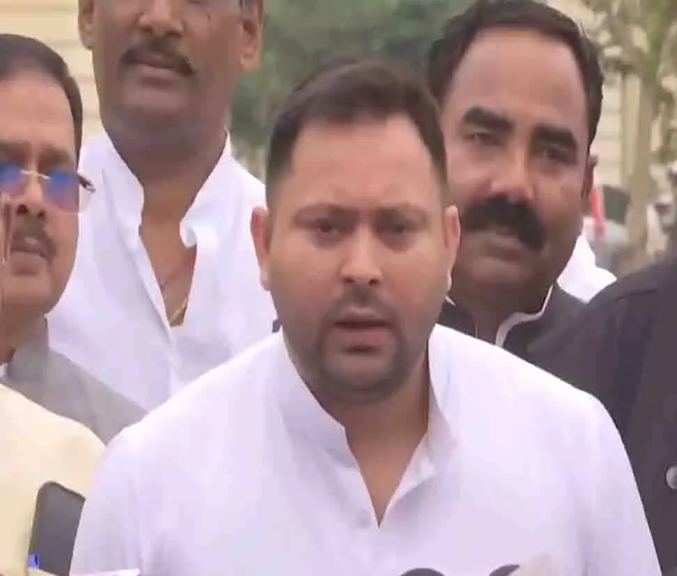 तेजस्वी यादव ने राष्ट्रगान के दौरान बोलने के लिए बिहार के सीएम की आलोचना की तेजस्वी यादव ने राष्ट्रगान के दौरान बोलने के लिए बिहार के सीएम की आलोचना की