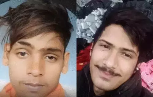 युवकों को गोलियों से भून डाला, डबल मर्डर के बाद लोगों में गुस्सा, पुलिस से हुई नोकझोंक युवकों को गोलियों से भून डाला, डबल मर्डर के बाद लोगों में गुस्सा, पुलिस से हुई नोकझोंक