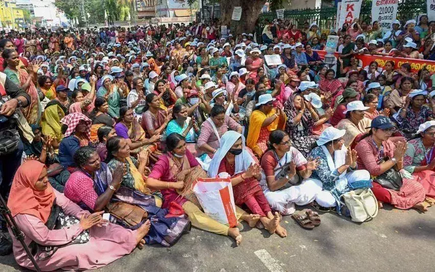 Kerala सरकार ने आशा कार्यकर्ताओं को मूर्ख बताया Kerala सरकार ने आशा कार्यकर्ताओं को मूर्ख बताया