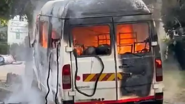 Pune: वेतन कटौती से नाराज ड्राइवर ने मिनी बस में लगाई आग, चार लोग जिंदा जले Pune: वेतन कटौती से नाराज ड्राइवर ने मिनी बस में लगाई आग, चार लोग जिंदा जले
