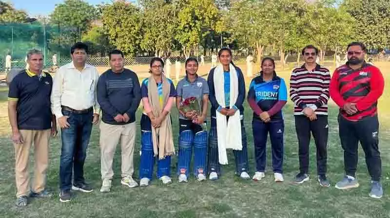 महिला क्रिकेटरों सुरभि, Anjali, शिवानी को अच्छे प्रदर्शन के लिए सम्मानित किया महिला क्रिकेटरों सुरभि, Anjali, शिवानी को अच्छे प्रदर्शन के लिए सम्मानित किया