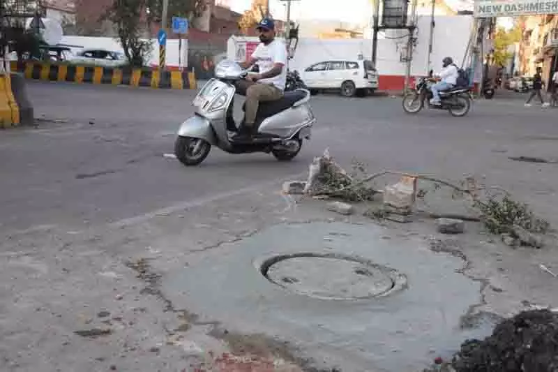 MC ने लाडोवाली रोड पर असमान मैनहोल ढक्कन को समतल किया MC ने लाडोवाली रोड पर असमान मैनहोल ढक्कन को समतल किया