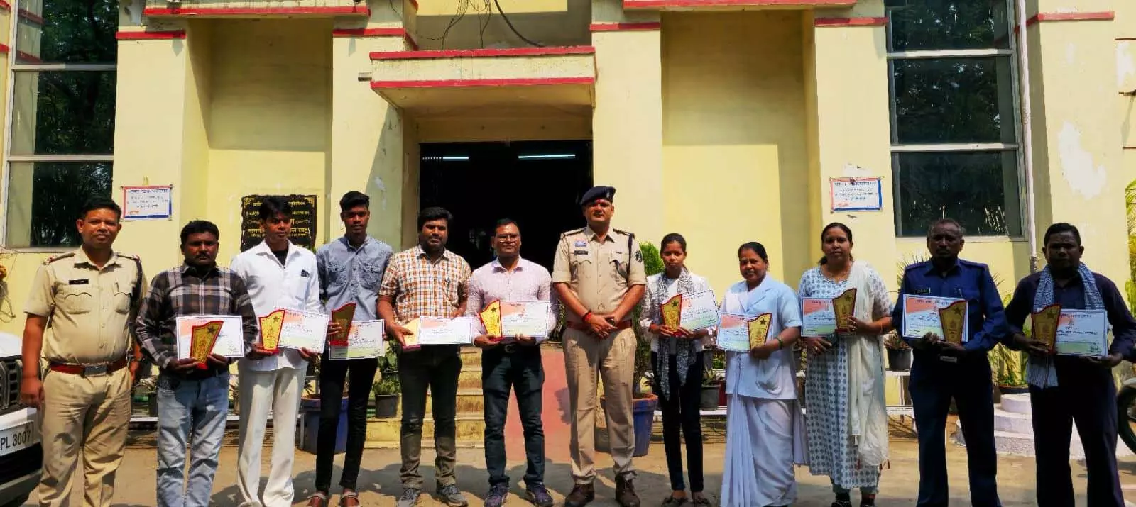 सराहनीय पहल: थाना प्रभारी ने मेधावी छात्रों और कर्मठ सेवकों को सम्मानित कर किया प्रोत्साहित सराहनीय पहल: थाना प्रभारी ने मेधावी छात्रों और कर्मठ सेवकों को सम्मानित कर किया प्रोत्साहित