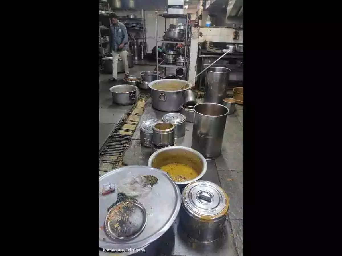 खाद्य सुरक्षा अधिकारियों ने Gachibowli के रेस्तरां में स्वच्छता संबंधी मुद्दों पर चिंता जताई खाद्य सुरक्षा अधिकारियों ने Gachibowli के रेस्तरां में स्वच्छता संबंधी मुद्दों पर चिंता जताई