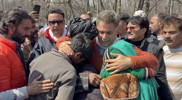 Ravinder Raina-चौधरी जुल्फकार ने गुज्जर-बकरवाल पीड़ित परिवारों से मुलाकात की Ravinder Raina-चौधरी जुल्फकार ने गुज्जर-बकरवाल पीड़ित परिवारों से मुलाकात की