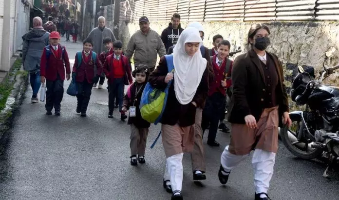 Srinagar में एक साथ स्कूल बंद होने से लोगों में दहशत, समय में बदलाव की मांग बढ़ी Srinagar में एक साथ स्कूल बंद होने से लोगों में दहशत, समय में बदलाव की मांग बढ़ी