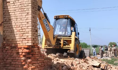 Punjab : नशे के खिलाफ बुलडोजर की कार्रवाई, अब इस इलाके में चला पीला पंजा Punjab : नशे के खिलाफ बुलडोजर की कार्रवाई, अब इस इलाके में चला पीला पंजा