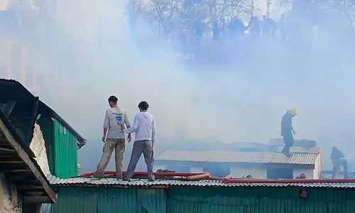 अनंतनाग में भीषण आग लगने से एक दर्जन से अधिक रिहायशी घर जलकर खाक हो गए