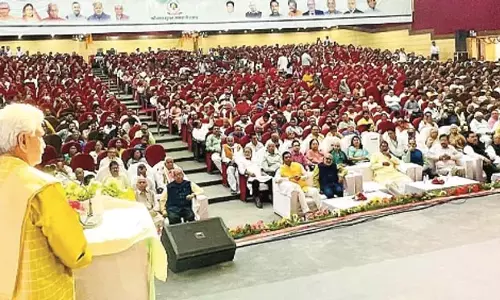 समाज में सकारात्मक बदलाव लाने में महान लेखकों की महत्वपूर्ण भूमिका: एलजी सिन्हा समाज में सकारात्मक बदलाव लाने में महान लेखकों की महत्वपूर्ण भूमिका: एलजी सिन्हा