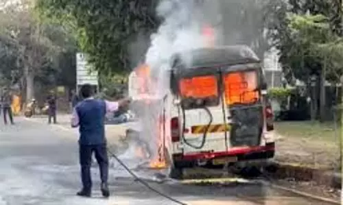 Maharashtra : वेतन कटौती से नाराज ड्राइवर ने कर्मचारियों से भरी मिनी बस में लगाई आग, 4 की मौत