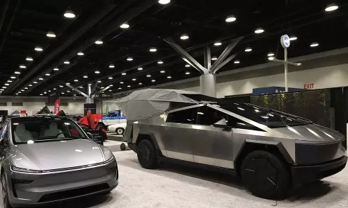 वैंकूवर ऑटो शो से Tesla बाहर वैंकूवर ऑटो शो से Tesla बाहर