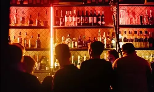 West Bengal: नाइट बार में महिलाओं के काम करने पर रोक खत्म West Bengal: नाइट बार में महिलाओं के काम करने पर रोक खत्म