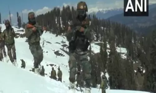 भारतीय सेना के जवानों ने बर्फ से ढके Doda में गश्त की