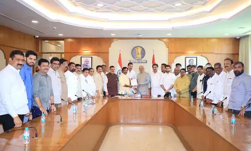 Maharashtra : विपक्षी दलों ने विधायी पक्षपात का आरोप लगाया, राज्यपाल से हस्तक्षेप करने का आग्रह किया Maharashtra : विपक्षी दलों ने विधायी पक्षपात का आरोप लगाया, राज्यपाल से हस्तक्षेप करने का आग्रह किया