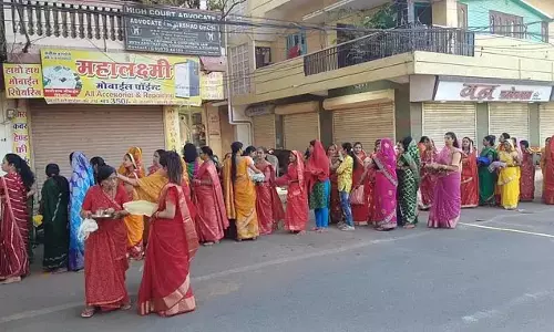 MP News: शीतला सप्तमी पर माता मंदिरों में महिलाओं की भीड़, पूजा-अर्चना के बाद लगाया भोग