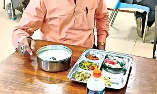 Delhi के संसद भवन की कैंटीन में ओडिशा के सांसदों को पकलुबुव्वा और करी परोसी Delhi के संसद भवन की कैंटीन में ओडिशा के सांसदों को पकलुबुव्वा और करी परोसी
