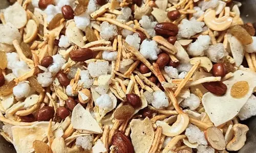Food For Navratri: नवरात्रि में अगर आप नौ दिन का व्रत रख रहे हैं तो पहले से तैयार रखें फलाहारी नमकीन