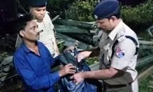 UP News: ट्रेन से टीटी का बैग चोरी, टैबलेट, कोट और टिकट बुकिंग मशीन भी ले गए UP News: ट्रेन से टीटी का बैग चोरी, टैबलेट, कोट और टिकट बुकिंग मशीन भी ले गए