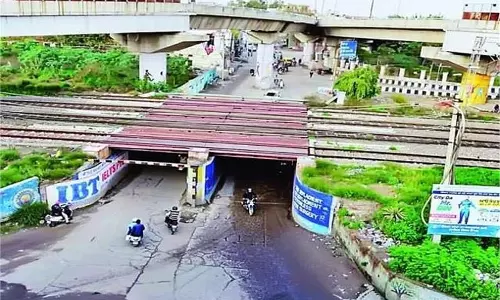 Jalandhar: पुल के नजदीक गरमाया माहौल, मौके पर पहुंची पुलिस Jalandhar: पुल के नजदीक गरमाया माहौल, मौके पर पहुंची पुलिस