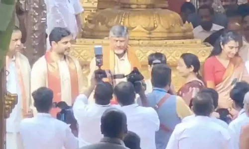 CM चंद्रबाबू नायडू ने परिवार के साथ तिरुपति मंदिर का दौरा किया