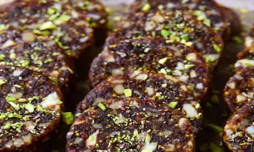 Fig Date Roll:इसका सेवन करने से शरीर को मिलते हैं पोषक तत्व Fig Date Roll:इसका सेवन करने से शरीर को मिलते हैं पोषक तत्व