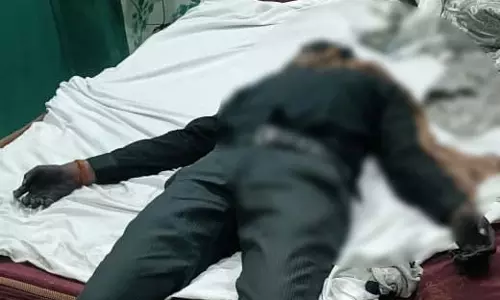 रायपुर : होटल में मिला शव, फंदे पर लटका था रायपुर : होटल में मिला शव, फंदे पर लटका था