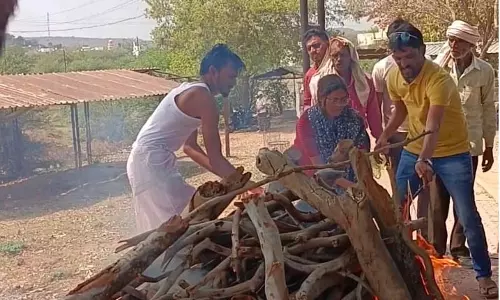 MP News: सड़क हादसे में खोए पिता, बेटी ने दी मुखाग्नि MP News: सड़क हादसे में खोए पिता, बेटी ने दी मुखाग्नि