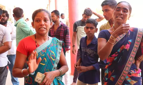 उपस्थिति में कमी: SSLC एडमिट कार्ड जारी न करने पर विरोध प्रदर्शन उपस्थिति में कमी: SSLC एडमिट कार्ड जारी न करने पर विरोध प्रदर्शन