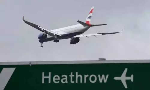 Heathrow एयरपोर्ट में लगी भीषण आग, उड़ानें प्रभावित Heathrow एयरपोर्ट में लगी भीषण आग, उड़ानें प्रभावित