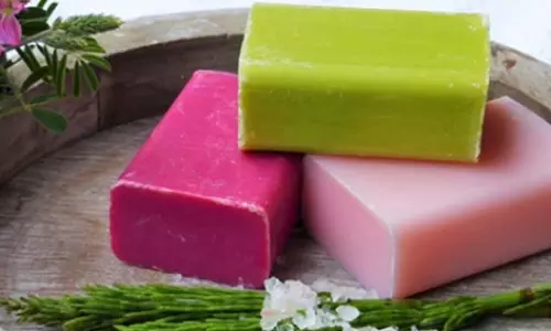 Lifestyle : अगर साबुन से न नहाएं तो क्या होगा? Lifestyle : अगर साबुन से न नहाएं तो क्या होगा?