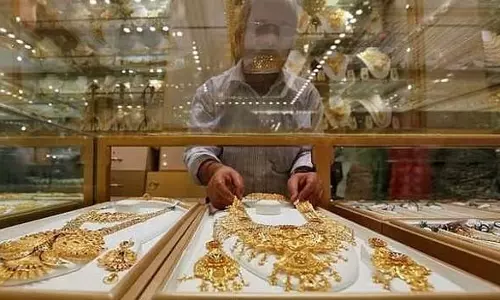 सोने की कीमतों में भारी गिरावट: कितनी गिरावट आई