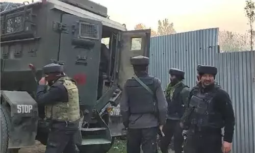 Jammu- Kashmir: जोरदार धमाके से दहल उठा ये इलाका, जांच में जुटे सुरक्षाबल Jammu- Kashmir: जोरदार धमाके से दहल उठा ये इलाका, जांच में जुटे सुरक्षाबल