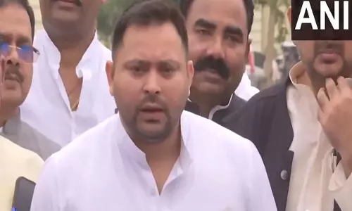 तेजस्वी यादव ने राष्ट्रगान के दौरान बोलने के लिए Bihar CM की निंदा की तेजस्वी यादव ने राष्ट्रगान के दौरान बोलने के लिए Bihar CM की निंदा की